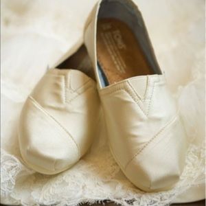 TOMS Off white slip on